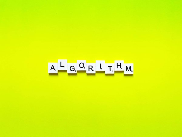 Comment les algorithmes de tri influencent-ils la performance des bases de données en ligne ?