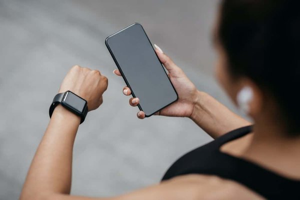 Quels sont les enjeux de la synchronisation des données dans les applications multiplateformes ?